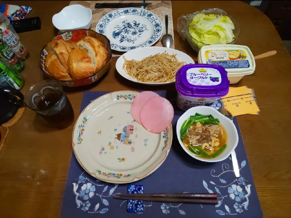 Snapdishの料理写真:丸パンのサンドイッチとニラ玉キノコスープ(昼飯)|enarinさん