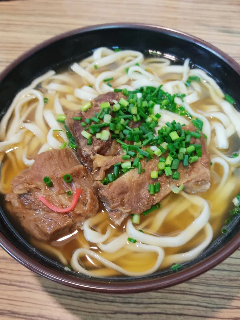 さわのやの軟骨ソーキそば

昔の沖縄そばは、麺を作るのに「かんすい」ではなく、木の灰を水に溶かした上澄み液を使ったそうです。
その名も「木灰（もっかい）そば」。
こちらのお店では、自家製木灰そばがウリなのです。
濃いめの鰹出汁によく合います。|Rピージャーさん