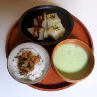 Snapdishの料理写真:冬瓜２種の味噌たれかけと枝豆とキューリの白味噌汁|kazさん