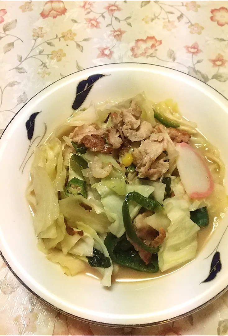 長崎チヤンポン
チヤンポン麺　キャベツ　もやし
薄く切った豚肉　蒲鉾　有り合わせの野菜　中華だし　醤油　塩胡椒|みやちゃんさん