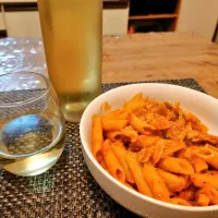 豚肉とエリンギのペンネ・アラビアータと安いスペインの白ワインで、ひとり家飲みの晩酌です。|Yasunori Kannoさん