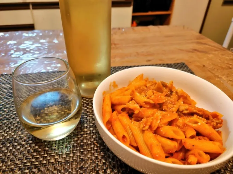 豚肉とエリンギのペンネ・アラビアータと安いスペインの白ワインで、ひとり家飲みの晩酌です。|Yasunori Kannoさん