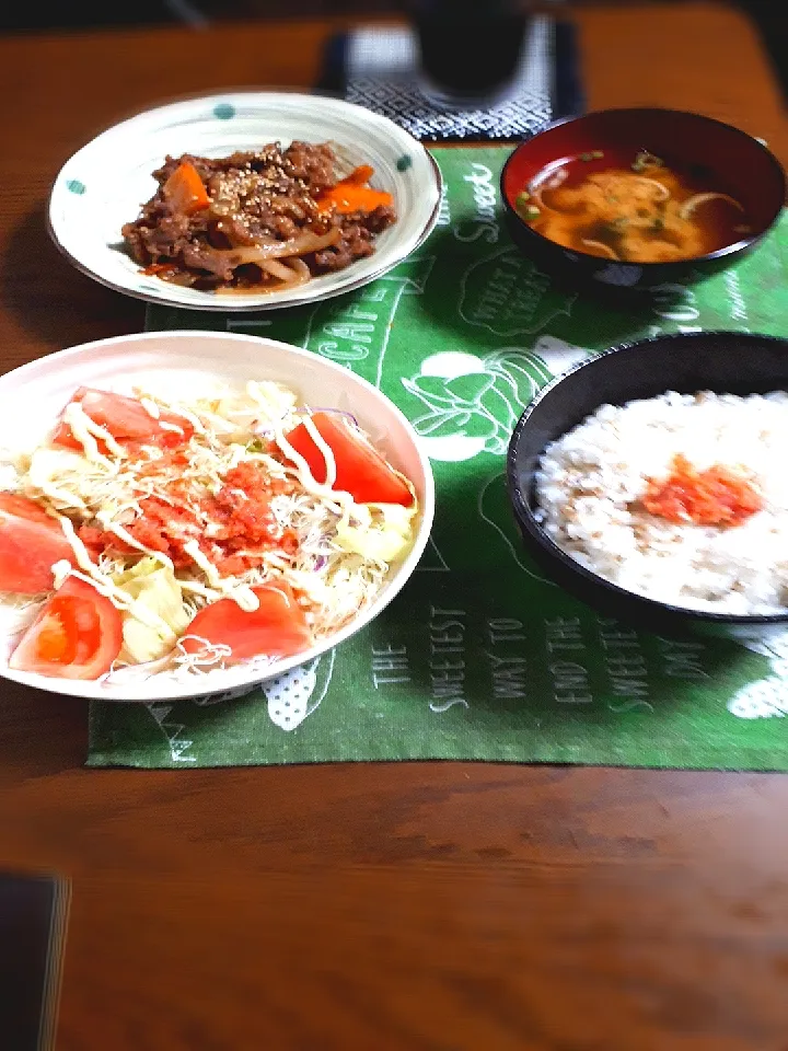 Snapdishの料理写真:明太子モチ麦ご飯🍚牛肉炒め&サラダ|夜の海に立ち…さん