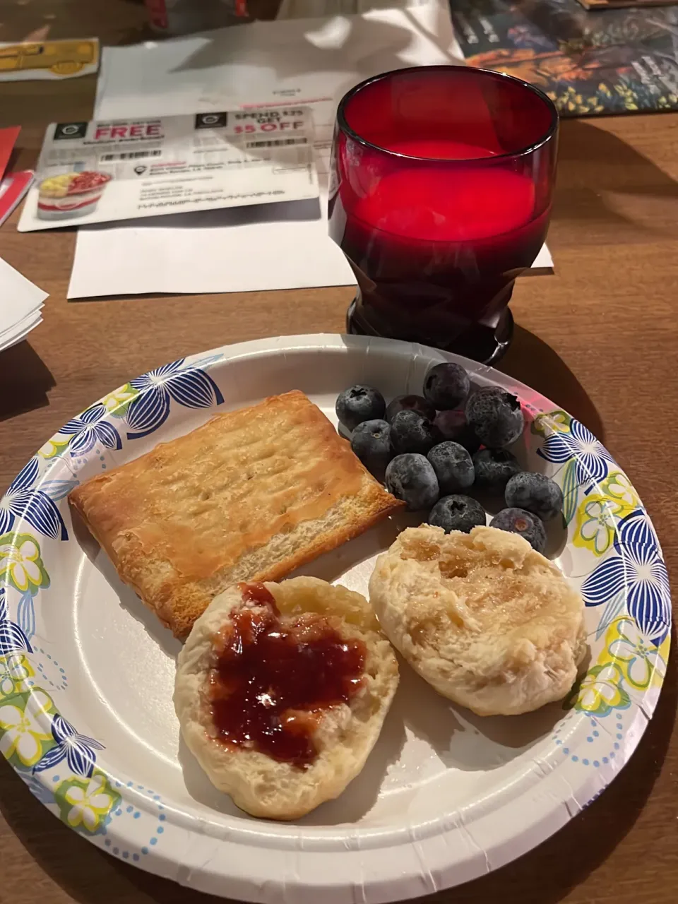 Toaster strudel, biscuits, and blueberries|suさん