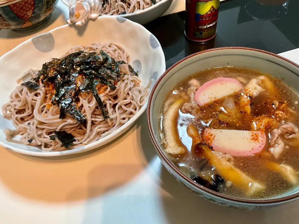 冷たいお蕎麦を温かいお汁で。
豚とお揚げさんと玉ねぎと焼きネギをコトコトさせて。。。|Takeshi  Nagakiさん