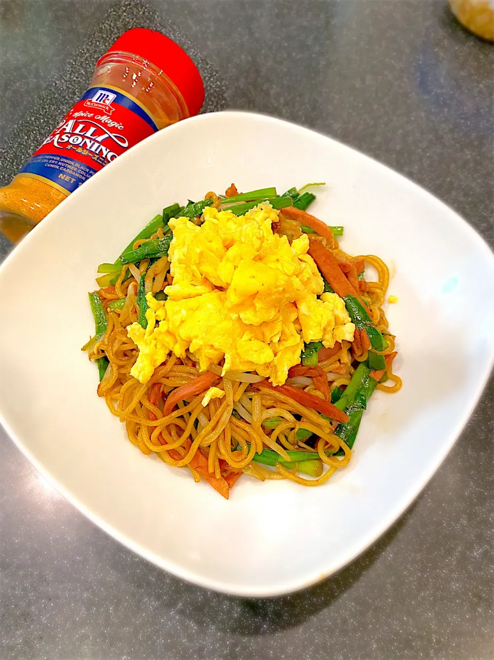 ニラもやし焼きそば　スパイシー炒り卵のせ|うさぎぱんさん