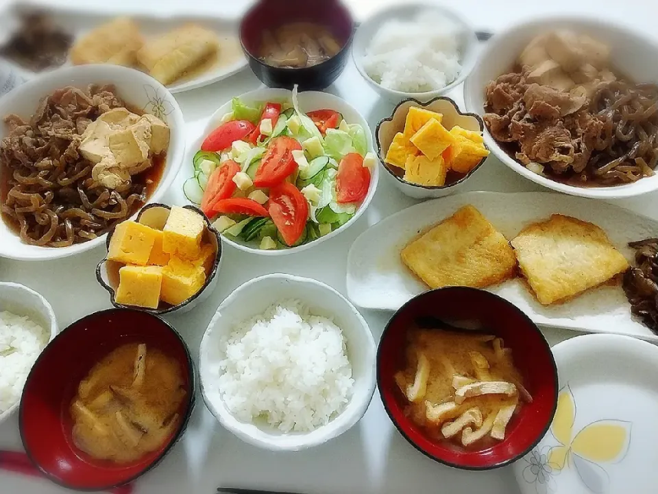 夕食(*^^*)
肉豆腐
あぶらカレイと舞茸のバターソテー
厚焼き玉子
サラダ🥗
お味噌汁(しいたけ、玉ねぎ、油揚げ)|プリン☆さん