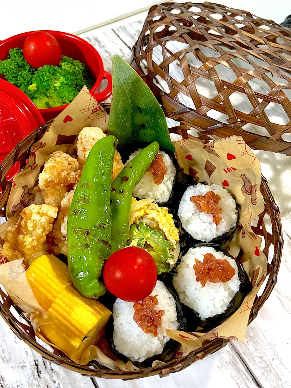 梅おむすび🍙　塩唐揚げ　ゴーヤチャンプル　甘とう美人焼き　だし巻き|Mayumi Konishiさん