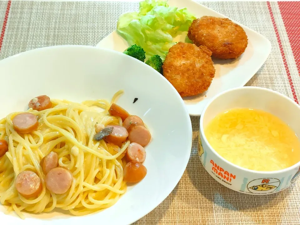 Snapdishの料理写真:パスタ、サラダ、カニクリームコロッケ、たまごスープ|JUbeさん