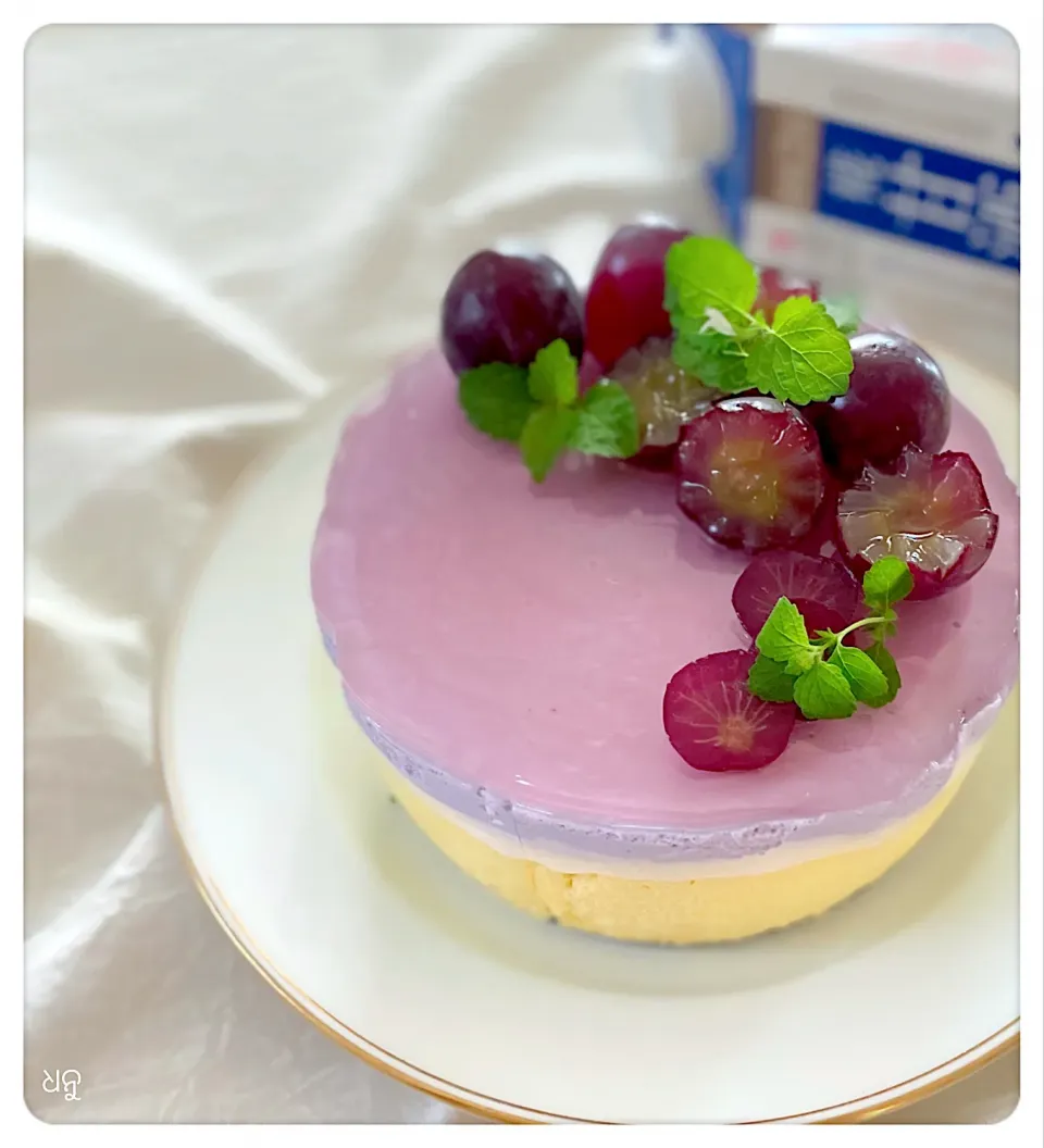 もえさんの料理 シャインマスカットのレアチーズケーキ💚                           を、ピオーネで🍇|yucca@さん