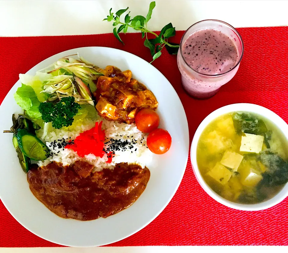 今朝の胃袋泥棒笑笑💖スパイスチキンカレー🍛ミョウガサラダ🥗麻婆豆腐😋ブルーベリースムージー🫐カニ缶入り味噌汁💪💖|HAMI69さん