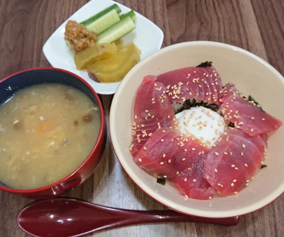 鮪と温玉丼|ゆりちさん