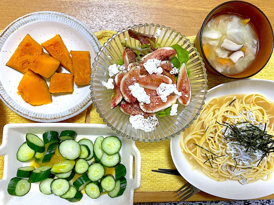 祖父のいちじくとカッテージチーズのバルサミコサラダ🥗、かぼちゃの塩蒸し、キャベツの味噌汁、きゅうりの自家製ねり梅和え|1614さん