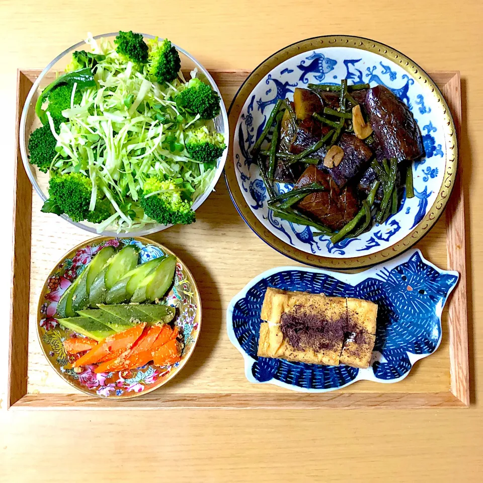 #vegan 
茄子とささげの煮物
キャベツとブロッコリーのサラダ
糠漬け
厚揚げのゆかりかけ|makiko_aさん