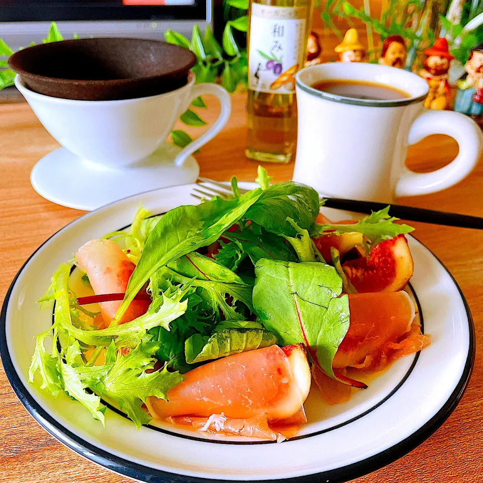 野菜不足解消四の段　　　　　　　　　定番の無花果と生ハムサラダ🥗|Sの食卓さん