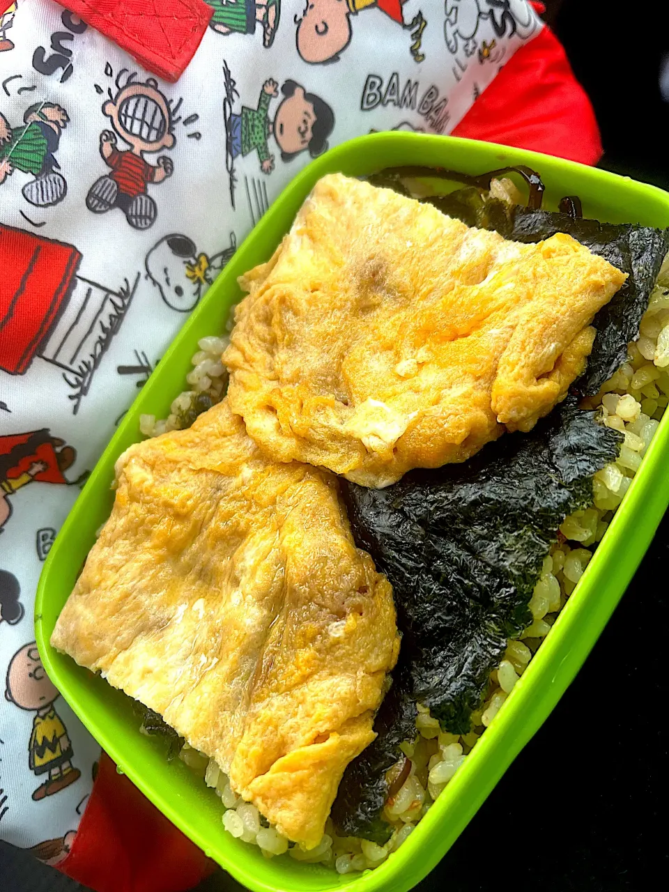 #昼飯　玉子焼き乗せ海苔と子持ち昆布敷き梅炊き込みロウカット玄米肉味噌混ぜご飯弁当|ms903さん