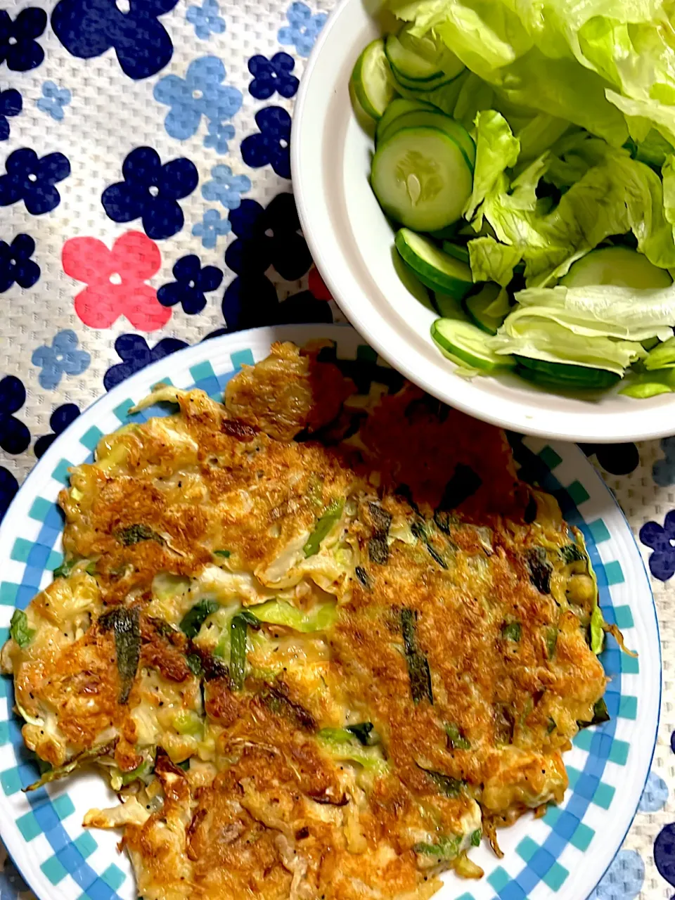 野菜とキノコのチヂミ　サラダ🥗|4jinoanataさん