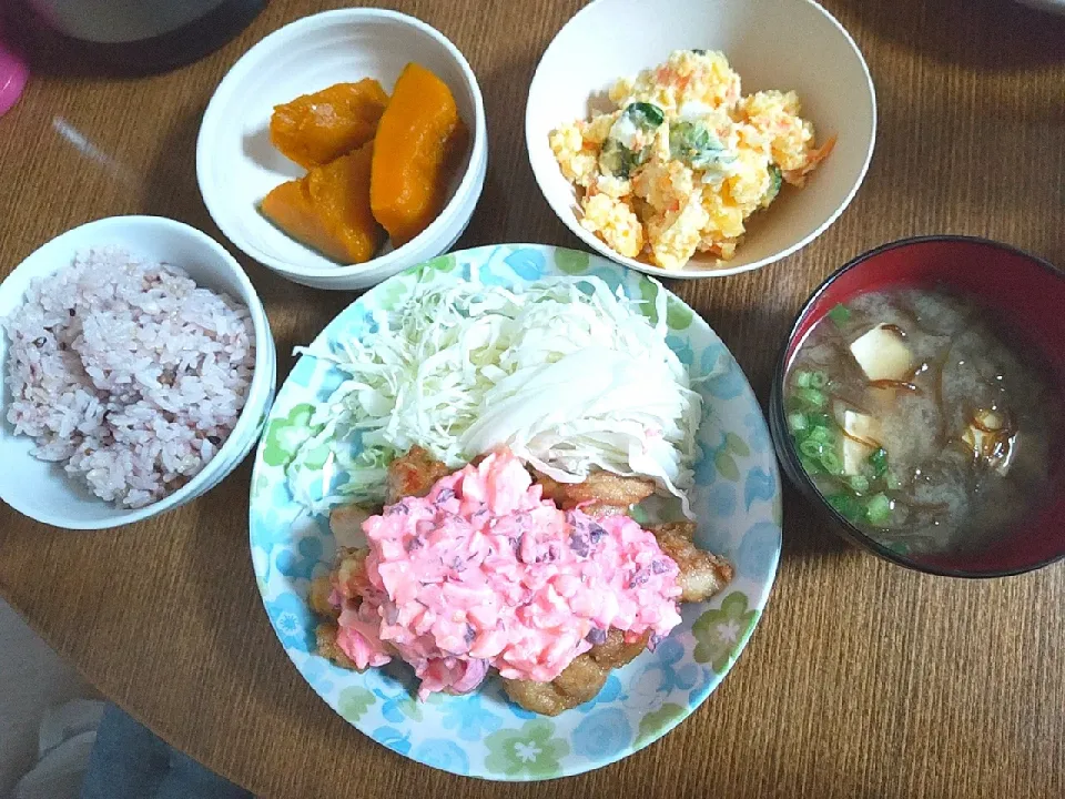 Snapdishの料理写真:チキン南蛮
かぼちゃの煮物
ポテトサラダ
もずくと豆腐の味噌汁|尚さん