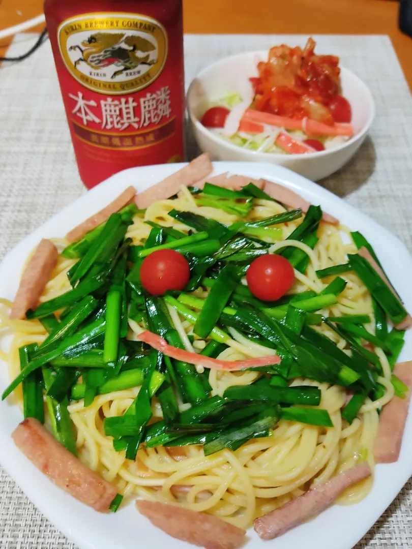 ニラとポークたっぷりのペペロンチーノ

「貧乏人のパスタ」と呼ばれてるペペロンチーノ。
理由は具材が少なくても作れることから。
基本の唐辛子とニンニクに、ニラとポークを入れて豪華なペペロンチーノの出来上がり。|Rピージャーさん