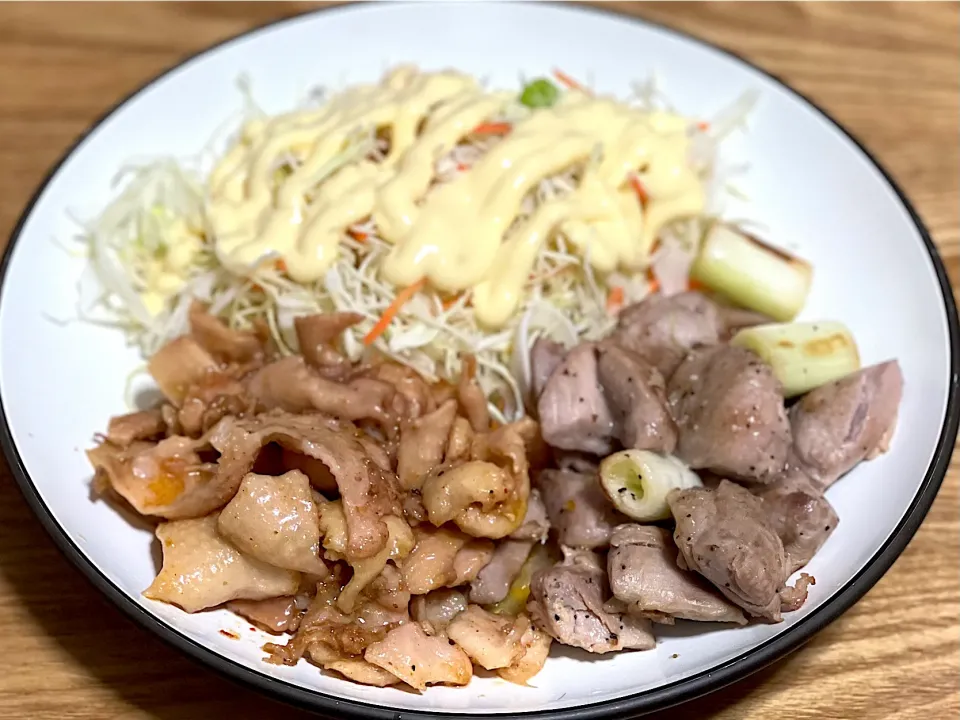 ☆鶏皮焼き ☆塩にんにく焼き鳥 ☆サラダ|まぁたんさん