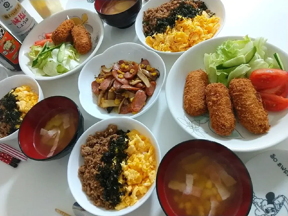 Snapdishの料理写真:夕食(*^^*)
三色そぼろ丼
カニクリームコロッケ&サラダ🥗
エリンギとウインナーのコーンバター炒め
じゃがいもとベーコンとコーンのコンソメスープ|プリン☆さん