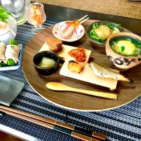 Snapdishの料理写真:家呑みのおつまみ。昼からのお酒は格別。手製盛器だけどそれっぽい雰囲気になるのでお気に入りです。やちむんは、與那原正守さんのペルシャブルーが好きです。|アシザワさん