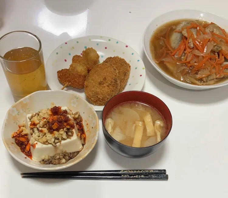 今日の晩御飯_(:3 」∠)_☆鯵の南蛮漬け☆コロッケ☆冷奴☆みそ汁（大根、揚げ）|Saharaさん