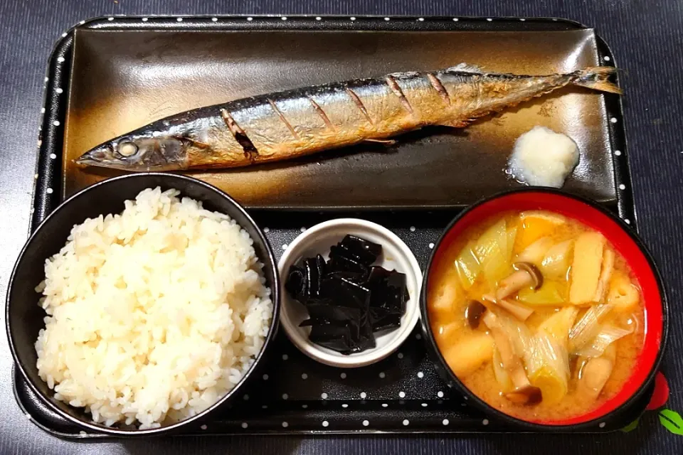 今日の朝ごはん（ごはんは福井県産新種のいちほまれに秋刀魚の塩焼き、きのこと野菜のみそ汁、昆布の佃煮）|Mars＠釜飯作り研究中さん