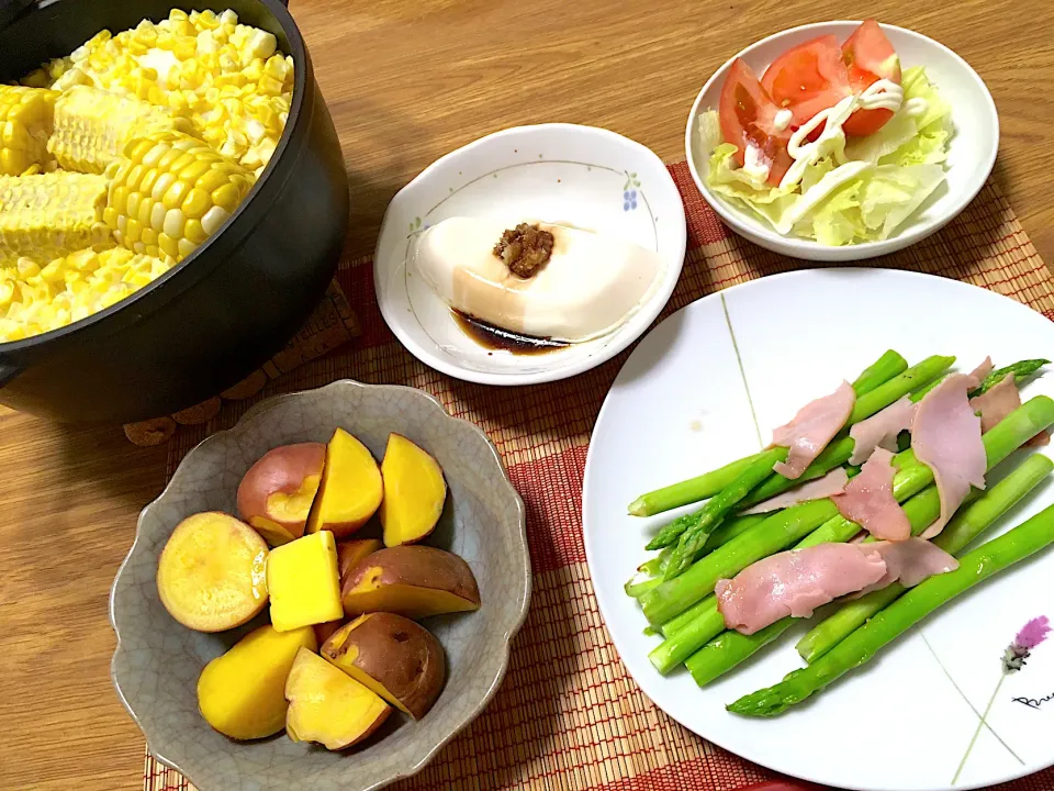 Snapdishの料理写真:2022/09/01 北海道とうもろこしごはん、アスパラハム炒め、レッドアンデスじゃがバター、男前豆腐冷奴|kykyさん