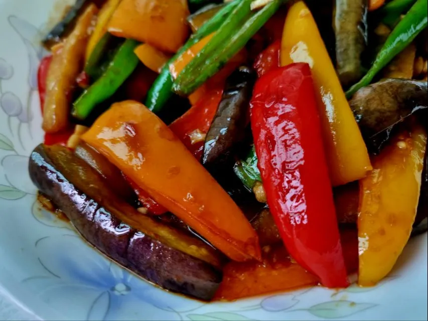 Snapdishの料理写真:Stir-fried eggplants|steven z.y.さん