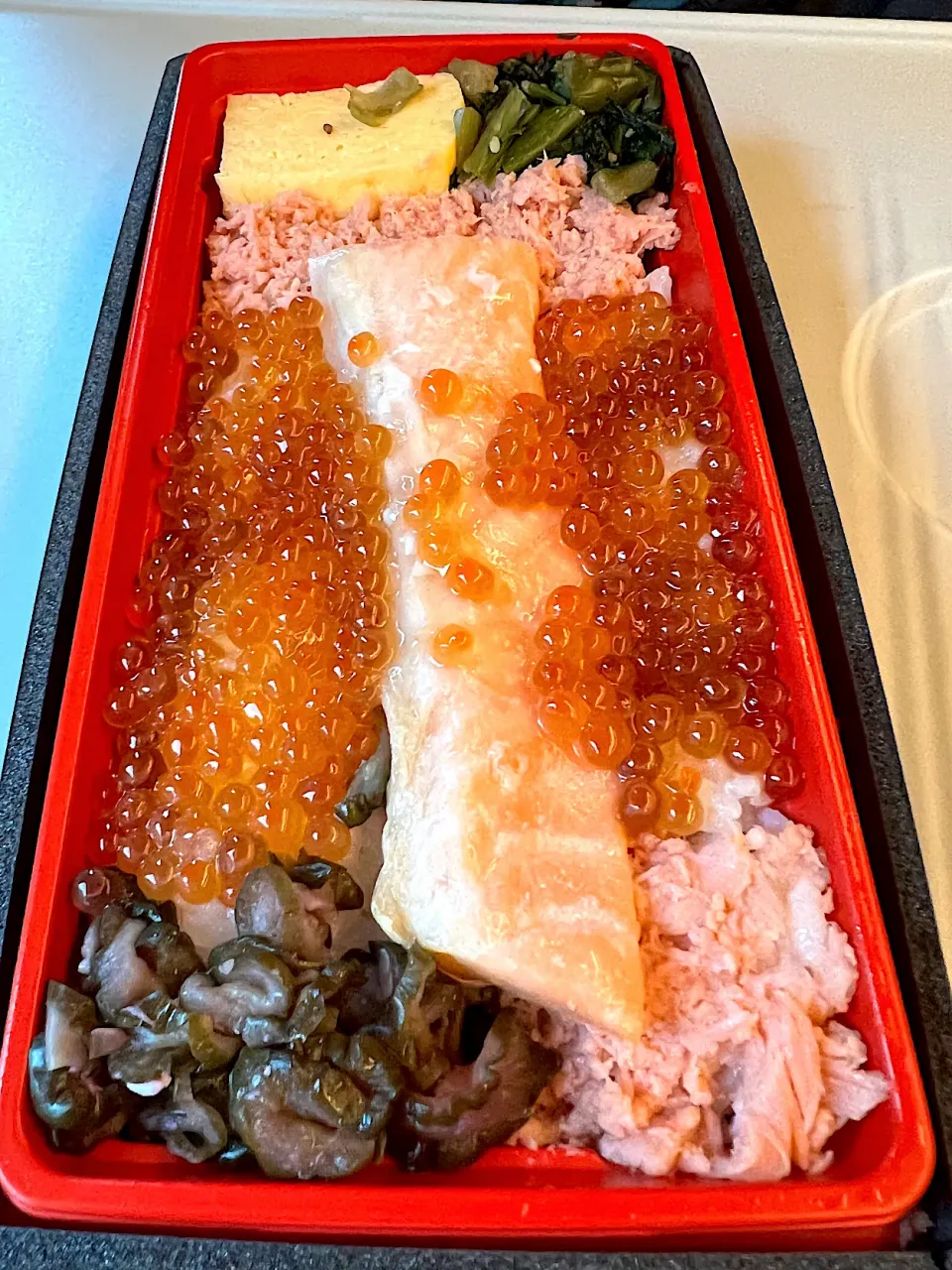 🚅こぼれイクラととろサーモンハラス焼き弁当|流線形さん