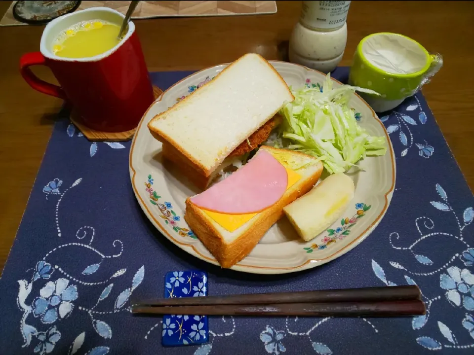 コロッケサンド&ハムチーズトースト(昼飯)|enarinさん