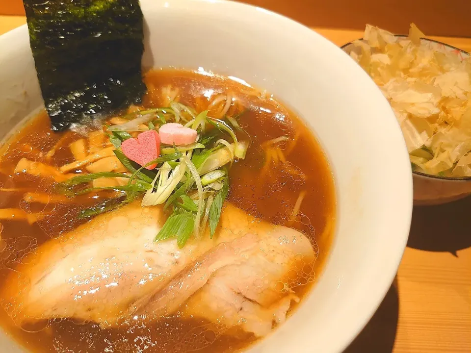 Snapdishの料理写真:【2022年9月創業】
らぁ麺 恋泥棒
醤油らぁ麺  (1,100円)
＋鮭節おかか飯 (400円)
@中目黒3分
(恵比寿から徒歩10分)
22187|大脇さん