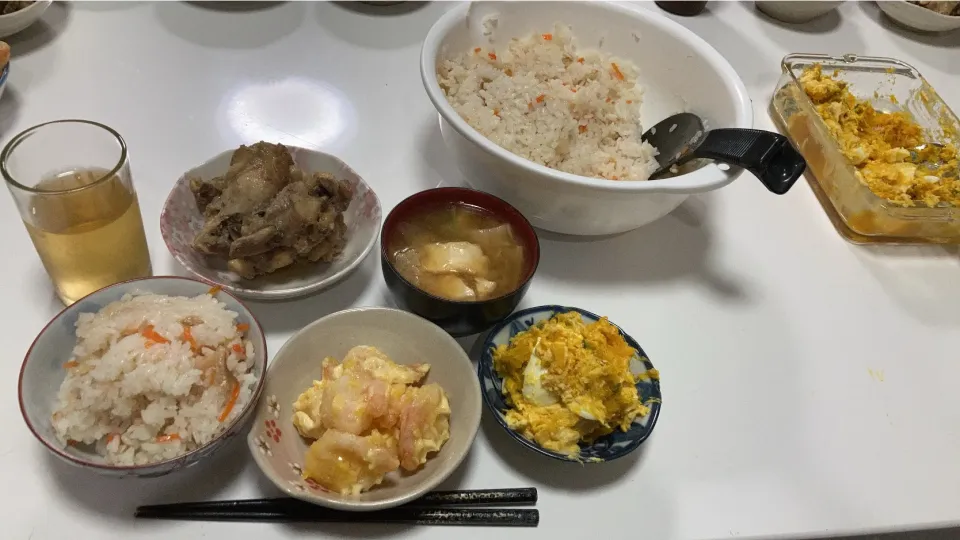 晩御飯_(:3 」∠)_☆ちらし寿司☆カボチャサラダ☆手羽元煮☆エビマヨ☆みそ汁（キャベツ、えのき、厚揚げ）|Saharaさん