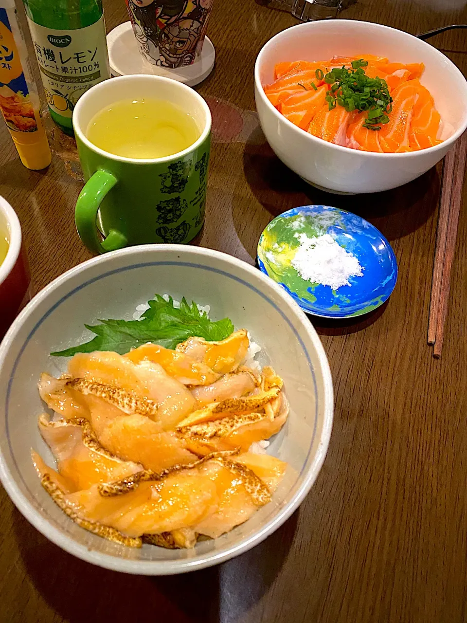 Snapdishの料理写真:ノルウェーサーモン丼　炙りサーモン丼　レモンペースト　煎茶|ch＊K*∀o(^^*)♪さん