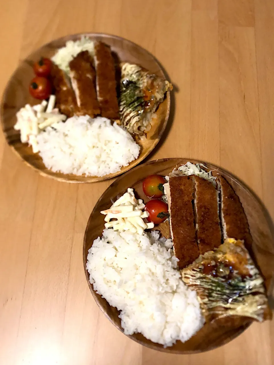 Snapdishの料理写真:ジャンボチキンカツ　キャベツのお好み焼き　マカロニサラダ　トマト|そのみさん