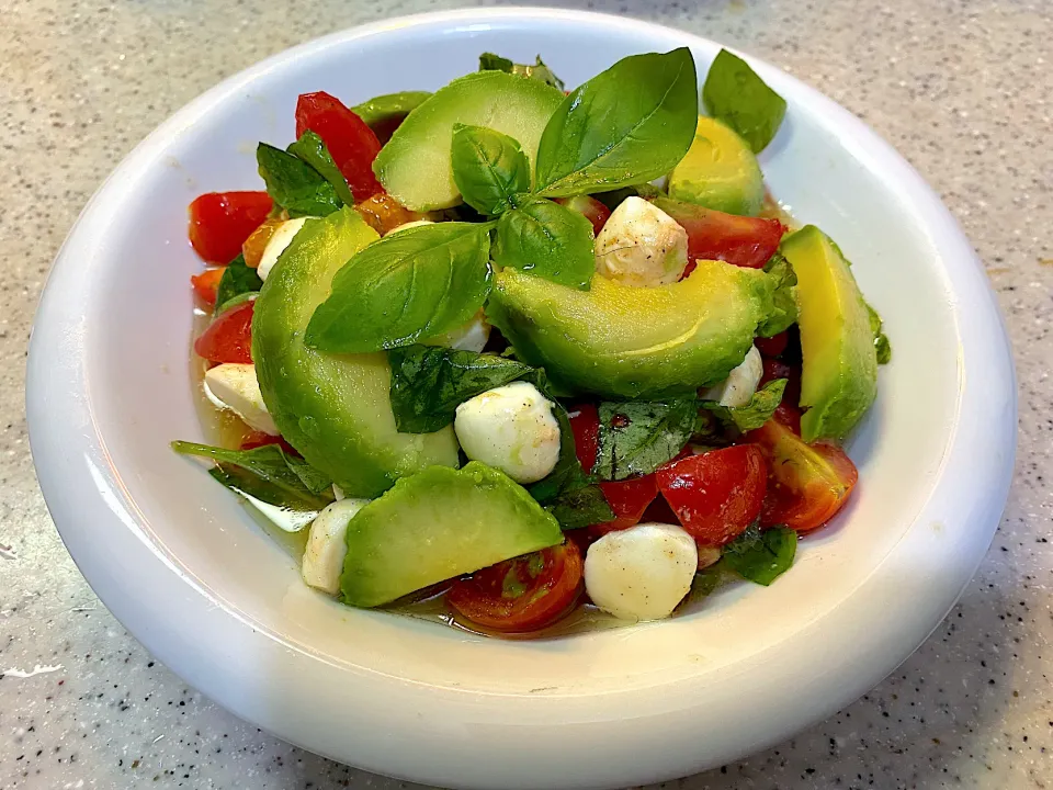 Caprese Salad with avocado|Ronaさん