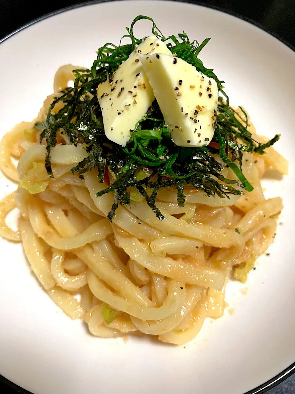 Snapdishの料理写真:焦がしガリねぎ明太バターうどん|rhさん