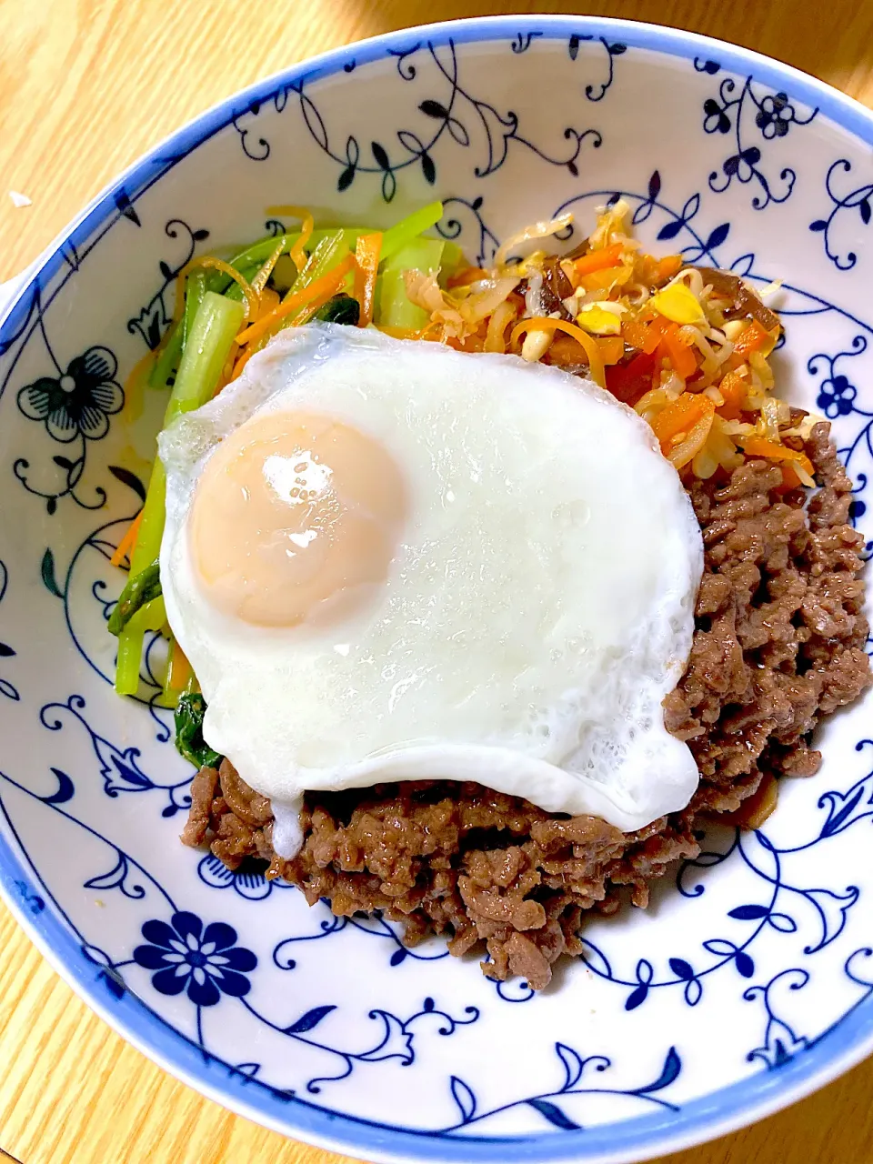 牛ミンチのコチ醬肉味噌とナムルでビビンバ丼|みぃ〜こさん