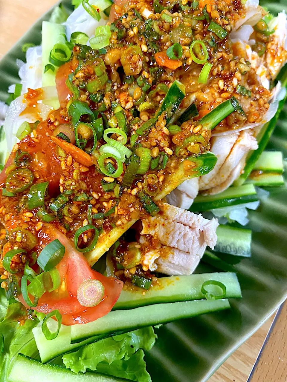 蒸し鶏の手作り醤油麹のラー油とニンニク旨辛ダレ|みぃ〜こさん