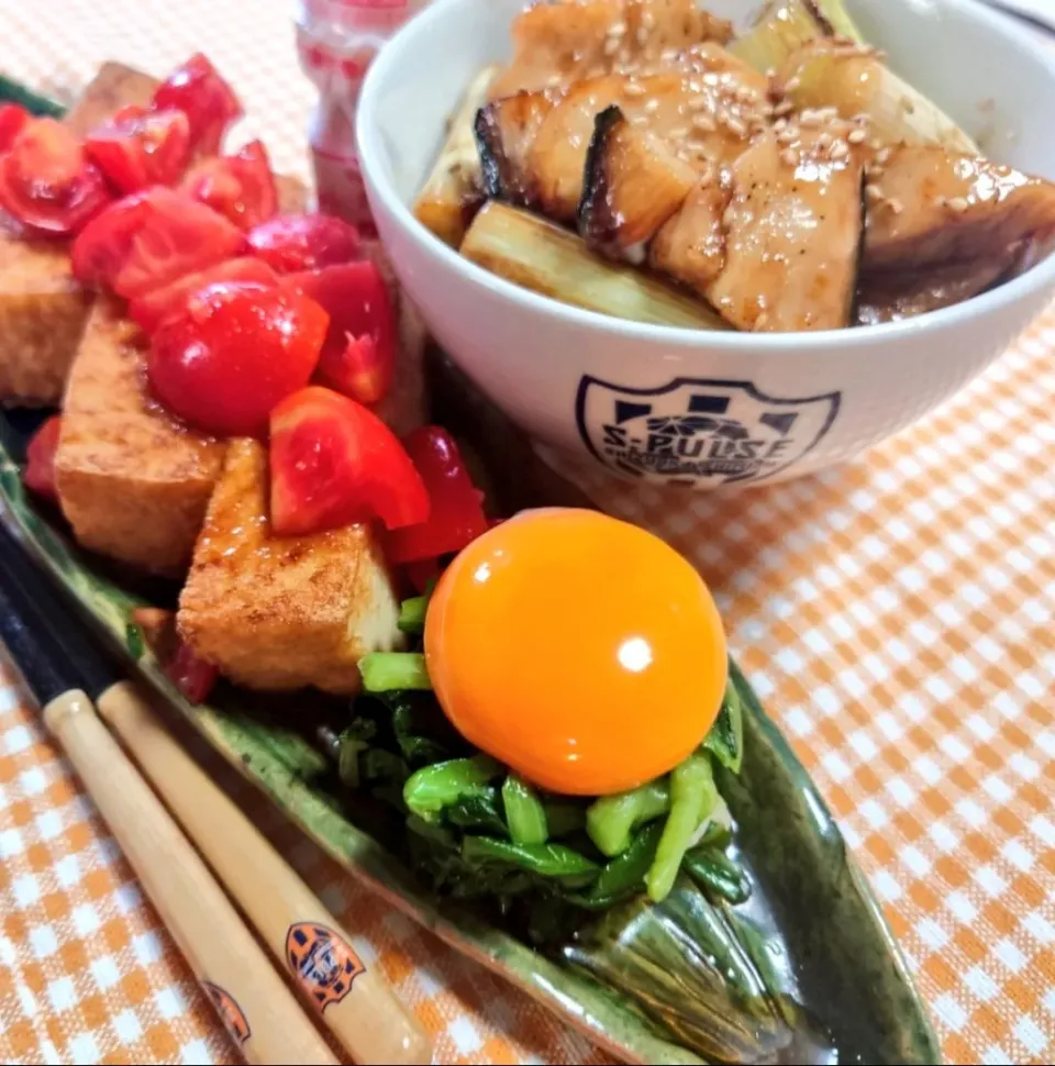 Snapdishの料理写真:ブリ照り小丼
にら漬け月見
トマト南蛮だれ厚揚げ素敵|マギーさん