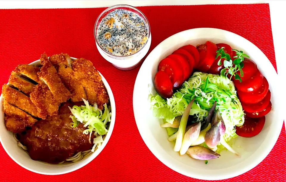 カツカレー温蕎麦💪黒すりごまきな粉ミルク🥛ブラックトマト🍅と温野菜サラダ🥗元気ご飯^ - ^💪|HAMI69さん