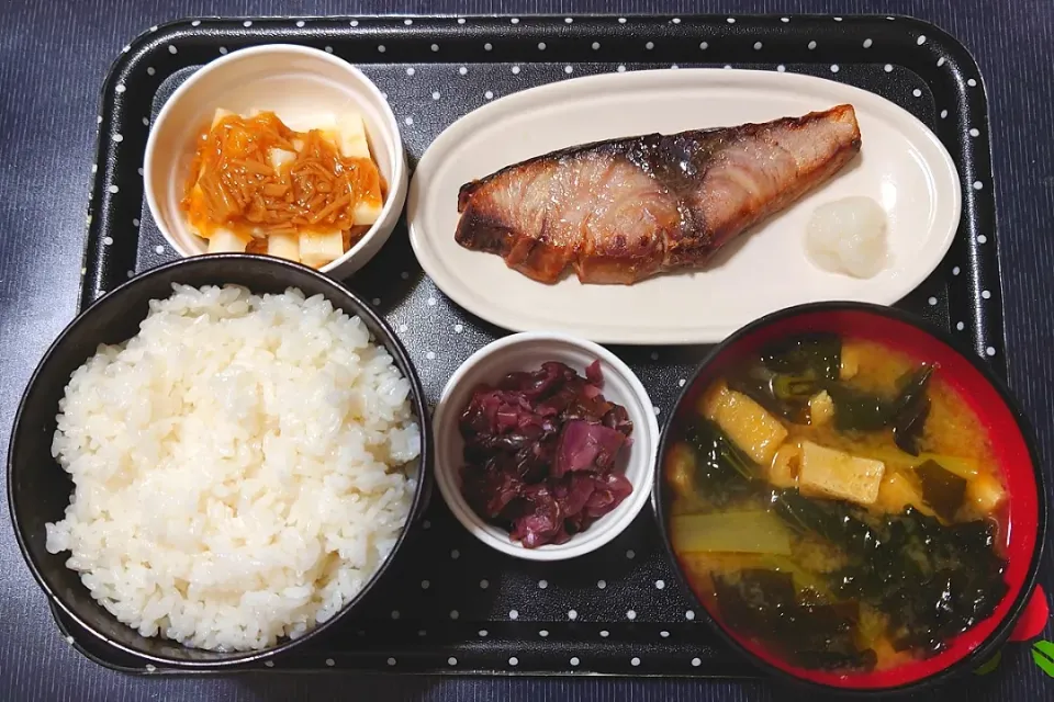 今日の朝ごはん（ごはんは新米・千葉県産ふさおとめにぶりの塩焼き、長芋のなめ茸和え、江戸菜（小松菜）のみそ汁、刻みしば漬け）|Mars＠釜飯作り研究中さん