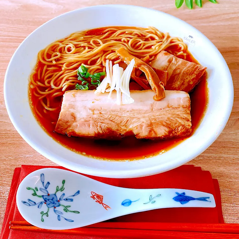 まいど〜😃　　分厚い2枚の焼豚が乗っかった🍜シンプルな焼豚中華そばをどうぞ|Sの食卓さん