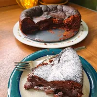 Flourless Chocolate Cake. 🍫 🎂 

This is my go-to chocolate cake with its devine texture that simply melts in your mouth. Pity you need alot of patience to wait 2 hours for it to set before you get to indulge. But it's all worth it, I promise!|Charlene Jindiさん