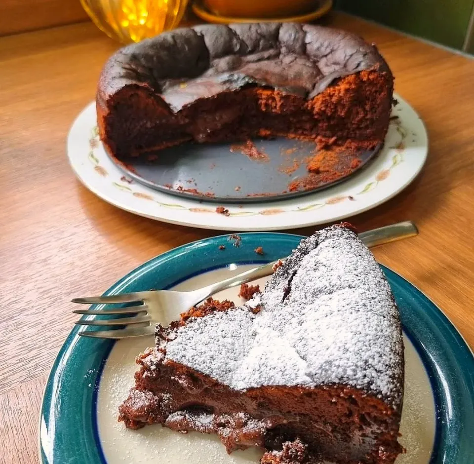 Flourless Chocolate Cake. 🍫 🎂 

This is my go-to chocolate cake with its devine texture that simply melts in your mouth. Pity you need alot of patience to wait 2 hours for it to set before you get to indulge. But it's all worth it, I promise!|Charlene Jindiさん