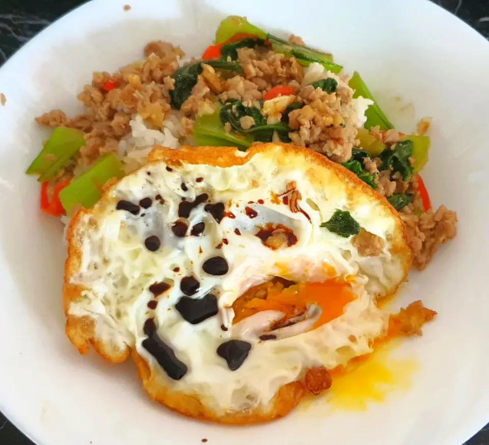 Today's lunch 😋😋😋💕💕💕
spicy garlic minced pork veggies + egg rice|🌷lynnlicious🌷さん