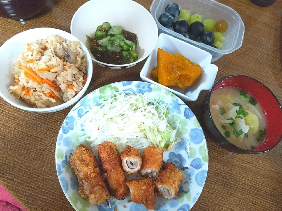 ミルフィーユカツ
炊き込みご飯
わかめともずくの酢の物
かぼちゃの煮物
さつまいもと玉ねぎの味噌汁
ぶどう|尚さん