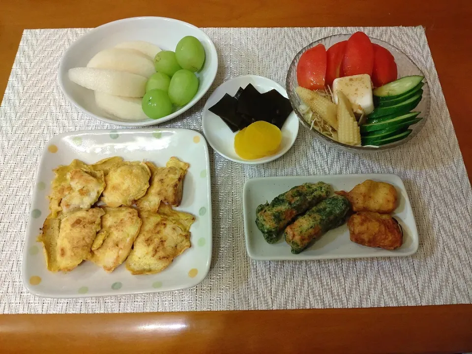 Snapdishの料理写真:☆カレーピカタ
☆竹輪天ぷら２種
☆サラダ
☆昆布佃煮＆たくあん
☆呉羽梨＆シャインマスカット|chikakoさん