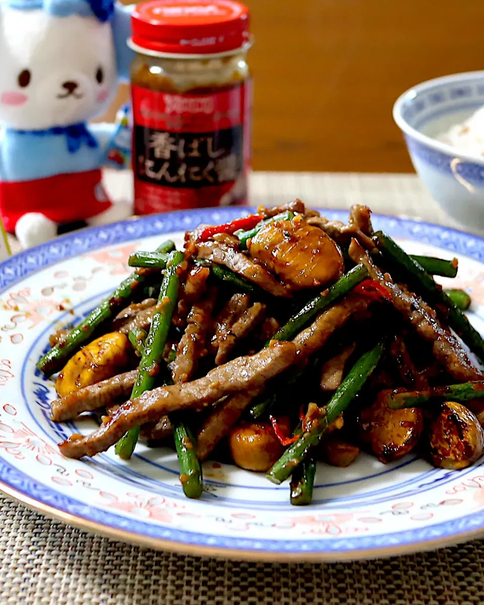 Snapdishの料理写真:牛肉と甘栗とニンニクの芽の香ばしにんにく醬炒め|かおるさん